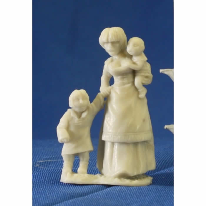 RPR77087 Townsfolk Mom and Kids Miniature 25mm Heroic Scale Main Image